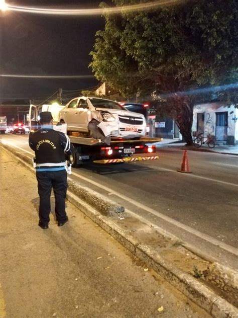 Suspeito foge da polícia colide carro roubado e acaba preso Alerta