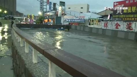 只是想回家機車拋錨母抱子受困雨中 水淹及腰寸步難行 社會 三立新聞網 Setn