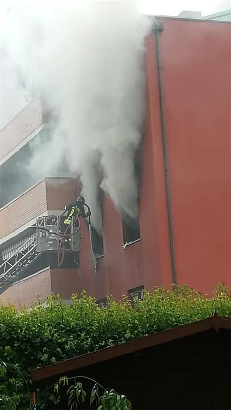 Incendio Imola Palazzina A Fuoco In Pedagna Quattro Intossicati