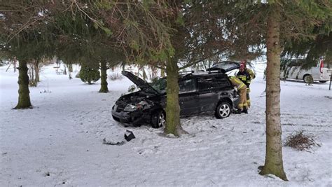 Browina auto dachowało Jedna osoba trafiła do szpitala Poza Toruń 112