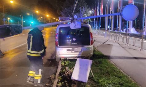 Nesreća u gluvo doba noći Polomio stub ulične rasvjete kod zgrade