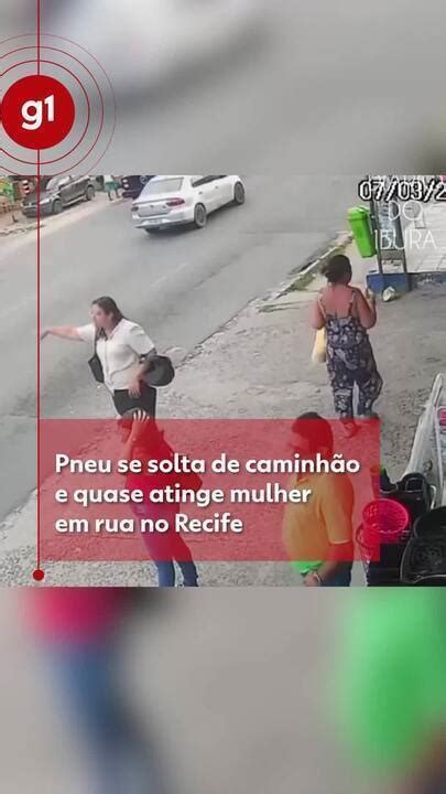 Vídeo Pneu se solta de caminhão e quase atinge mulher em rua no Recife