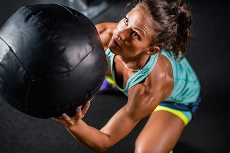 Salud Bien Tres Ejercicios Con Bal N Medicinal Para Entrenar Todo Tu