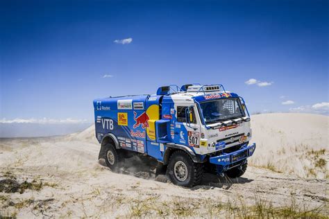 Here S What It Takes To Get A Dakar Race Truck Back On Its Wheels In