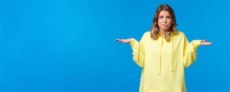 Qu est ce Qui Ne Va Pas Pourquoi Une Fille Blonde Idiote Confuse Et Troublée Ne Comprend Pas Ce