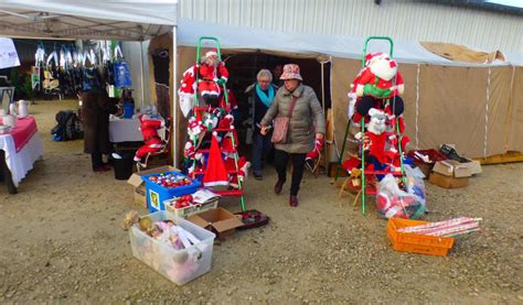 Le marché de Noël dEmmaüs très fréquenté