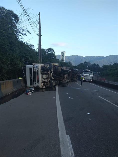 Carreta de lixo tomba e espalha carga na rodovia Cônego D Rangoni em