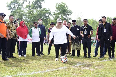 Tendangan Bola Pertama Bupati Kasmarni Tandai Pembukaan Turnamen Sepak