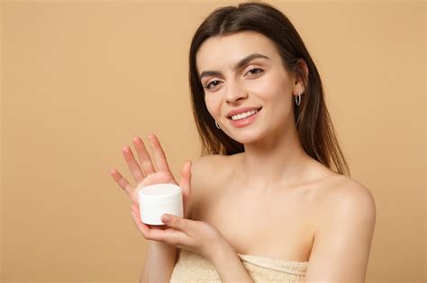 Primo Piano Donna Mezza Nuda Con Pelle Perfetta Trucco Nudo Applicando