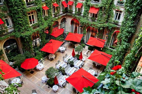 Top des terrasses à Paris La Cour Jardin de lhôtel Plaza Athénée