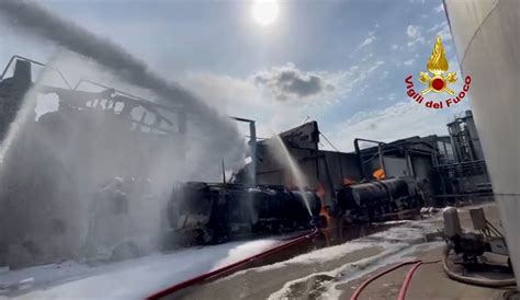 FAENZA Esplosione Caviro Incendio Circoscritto Ma Le Fiamme Non Sono