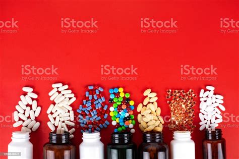 병에서 유출 하는 알 약 0명에 대한 스톡 사진 및 기타 이미지 0명 건강관리와 의술 건강한 식생활 Istock