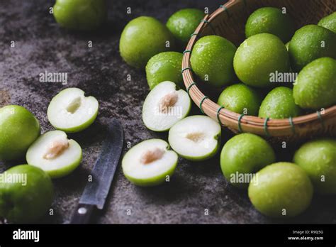 Fresh Indian Jujube Fruits Stock Photo Alamy