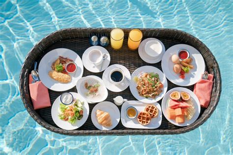 Desayuno En Piscina Flotante Desayuno En Bandeja En Resort Foto De