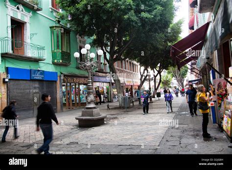 Calle 5 De Avenida De Mayo En Puebla México Fotografía De Stock Alamy