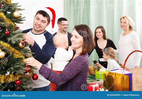 Familia Grande Que Celebra Navidad Imagen De Archivo Imagen De