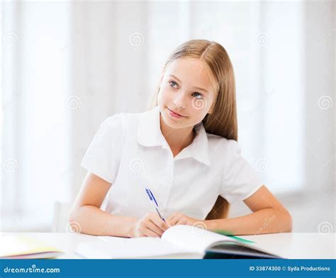 Menina Do Estudante Que Estuda Na Escola Foto De Stock Imagem De