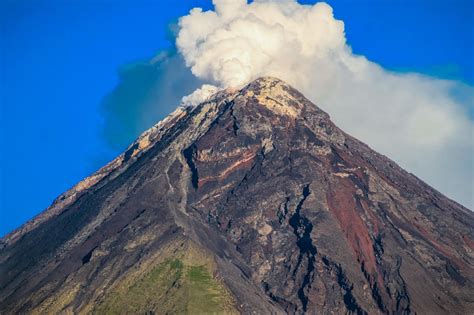 Inflated lava dome discovered on Mayon Volcano in Albay; Alert level 2 ...