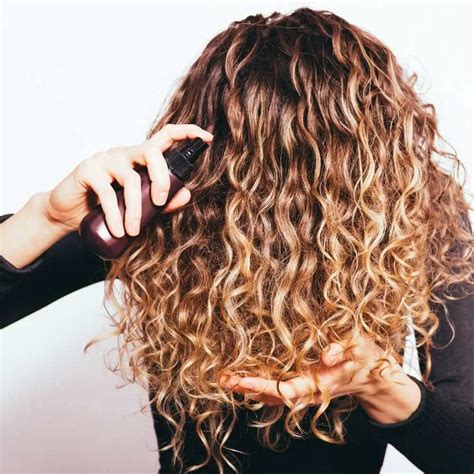 Benefits of Using Hair Oil for Curly Hair