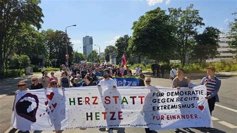 Mit Video Rund 300 Teilnehmer Bei Demonstration Herz Statt Hetze In