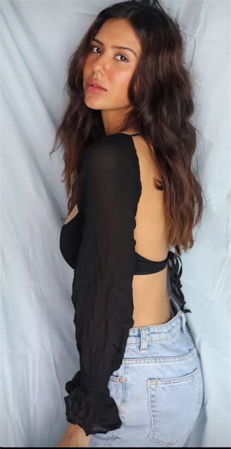 Hot Photos Of Sonam Bajwa Flaunting Her Sexy Back In Stylish Outfits
