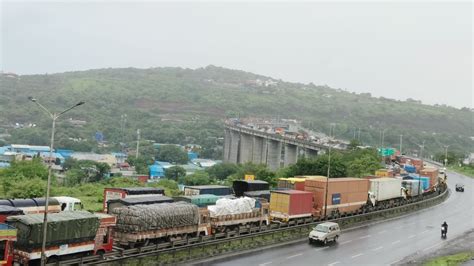 Pune Traffic मुंबई बंगळुरु महामार्गावर वाहतूक ठप्प कात्रज दरी