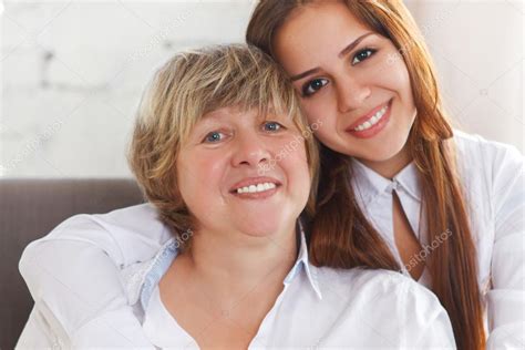 Portrait Dune Grand Mère Mature Et Adolescente Petite Fille Et