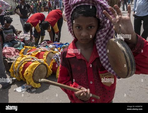 Kolkata El Estado Indio De Bengala Occidental 6 Oct 2016 Un Niño Indio De Un Tambor