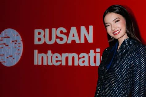 7 Potret Elegan Raline Shah Saat Bacakan Nominasi Di Busan