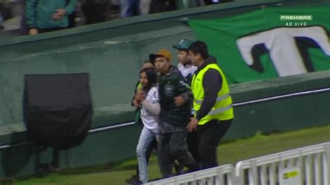 Coritiba X Palmeiras é Paralisado Por Causa Do Uso De Spray De Pimenta