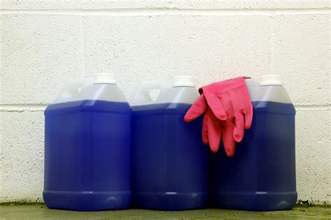 What is a Solvent Cleaner? Industrial Solvents & Degreaser