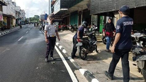 Dishub Lingga Bertindak Banyak Pengguna Kendaraan Parkir Di Trotoar