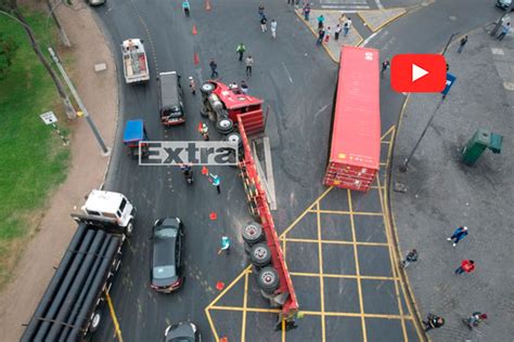 Cercado de Lima camión se vuelca en Plaza Unión y genera gran