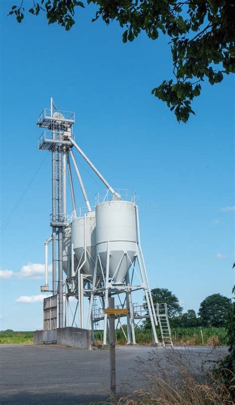 Silo Para O Armazenamento Do Milho Imagem De Stock Imagem De Metal