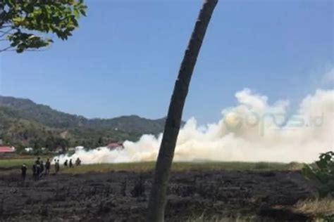 Diduga Akibat Puntung Rokok Lahan Kering Di Kompleks Hotel Aston