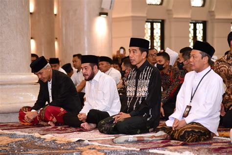 Jokowi Dan Ganjar Salat Id 1 Saf Dipisahkan Ketua Mk Lihat