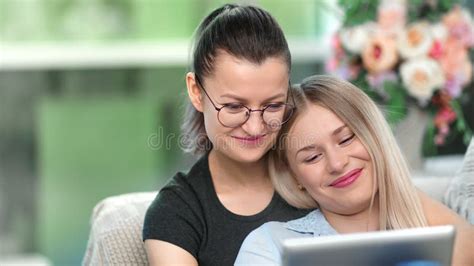 Closeup Face Deux Joyeuses Lesbiennes Souriantes En Train De Parler En