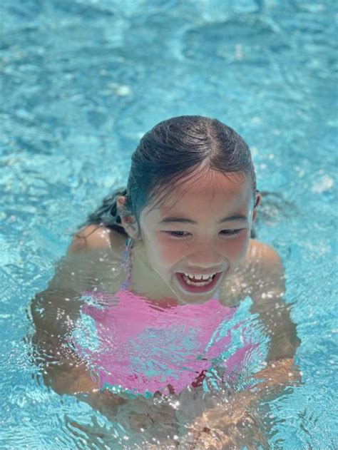 Út Ráng Kim Hiền hiếm hoi diện bikini gợi cảm khoe vóc dáng quyến rũ sau lần sinh con