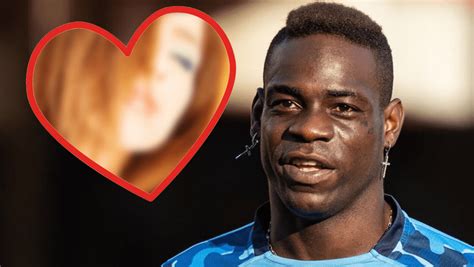 Mario Balotelli Innamorato Perso Della Rossa Mozzafiato è Famosissima Passione Travolgente