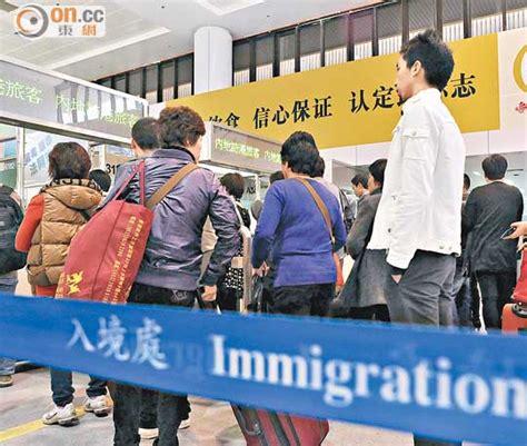 陸客扮過境免簽遊港澳 東方日報