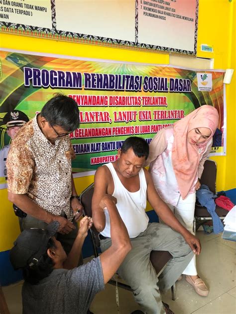 Program Rehabilitasi Sosial Pengukuran Kaki Dan Tangan Palsu Disabilitas