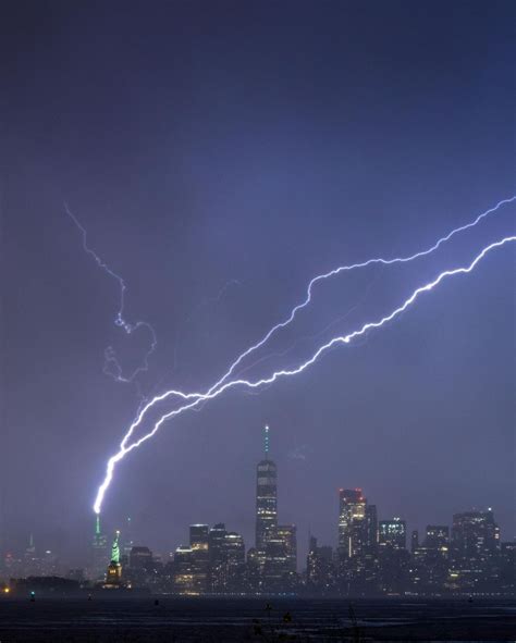 Incredible Shots Of Statue Of Liberty Struck By Lightning 89 7 Bay