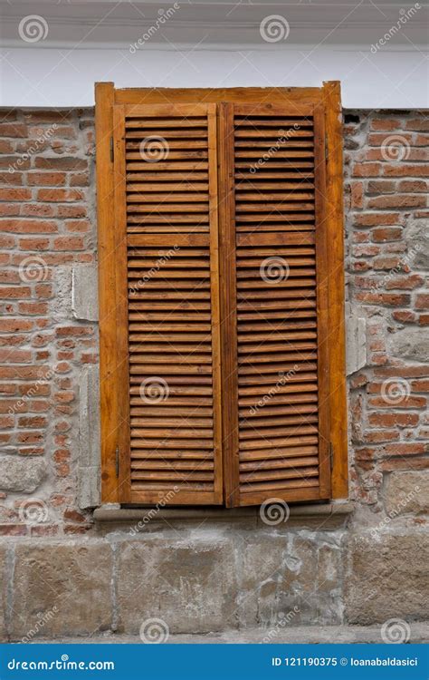 Persianas De Madera En Ventanas En La Calle Imagen De Archivo Imagen