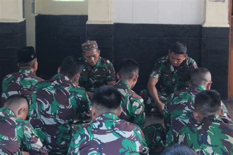 PRAJURIT YON KAPA 1 MARINIR LAKSANAKAN SHOLAT GHAIB DAN DO A BERSAMA