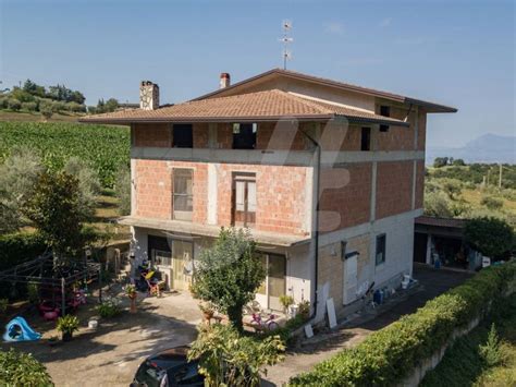 Vendita Appartamento In Villa In Contrada Santa Lucia Apice M