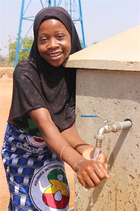 Unicef Mali On Twitter Cette Fille Du Mali Appr Cie L Eau Potable