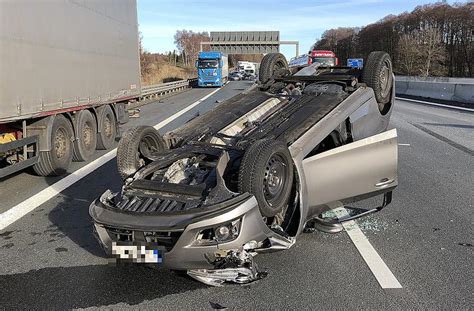 Unfall Auf A9 Auto Landet Auf Dach