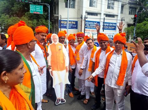 बेंगलुरू में छाई भगवा छटा यहां देखें पीएम मोदी के मेगा रोड शो की Photos Pm Modi Roadshow In