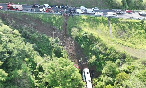 17 muertos y 22 heridos dejó volcadura y caída a barranco de autobús de