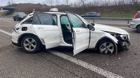 Auto überschlägt sich nach Unfall auf der A1 bei Suhr 2 Verletzte